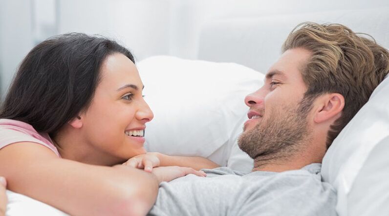 Parella nova na cama