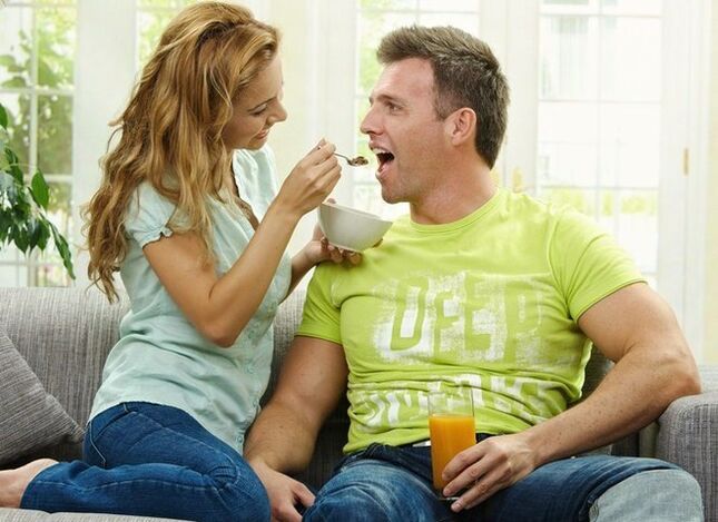 A muller alimenta produtos masculinos para aumentar a potencia