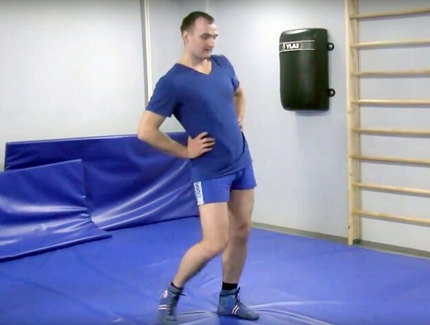 As rotacións pélvicas, que activan a circulación sanguínea, son unha boa forma de quentar antes do exercicio.