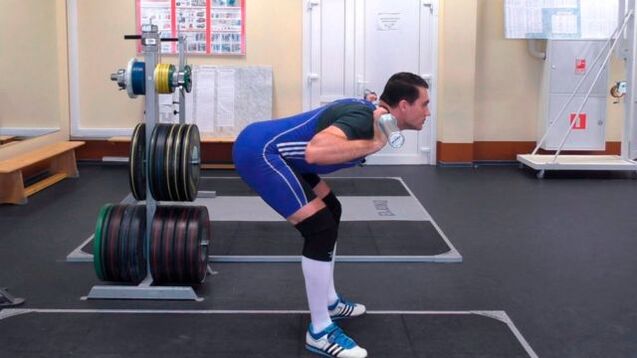 Un home flexiona para unha erección estable